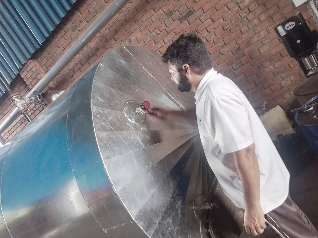 Fitting a valve into a clad tank end