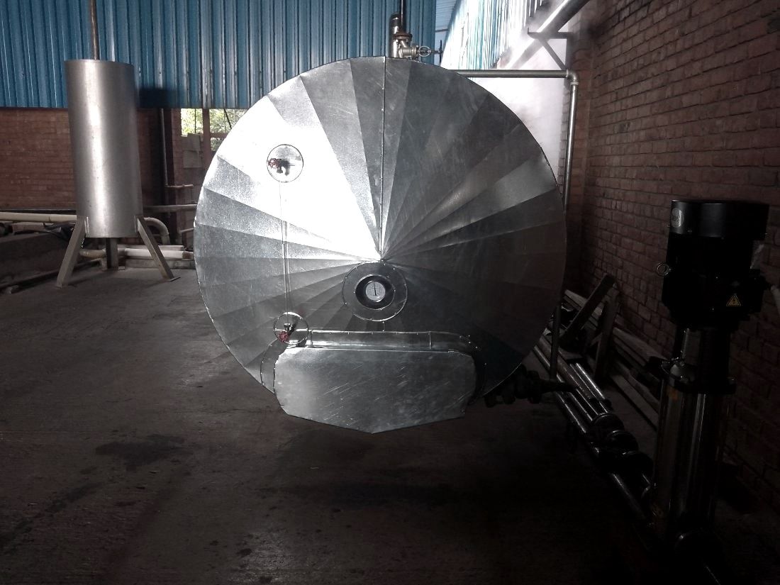 Boiler end clad in segmented galvanised sheet