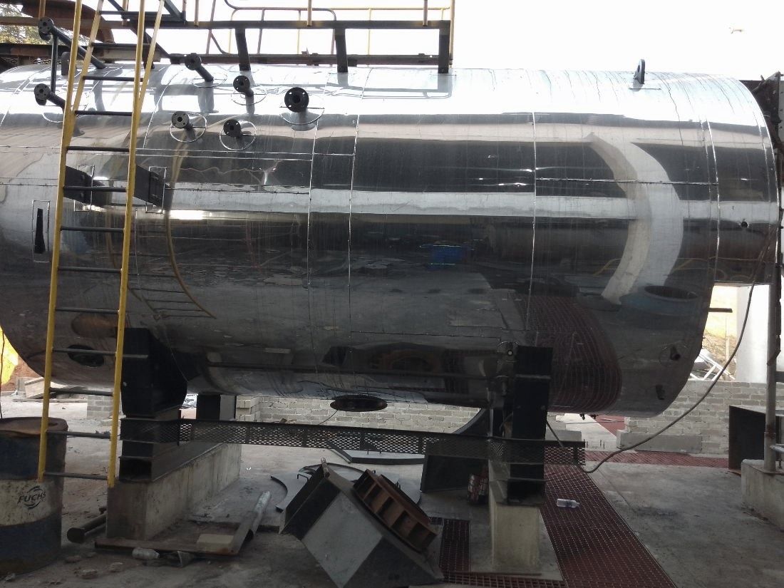Horizontal vessel clad in mirror stainless on saddles